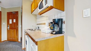 Frigorífico, microondas, lavavajillas y cafetera o tetera