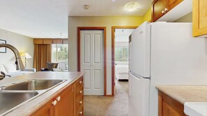 1 dormitorio, tabla de planchar con plancha, Internet