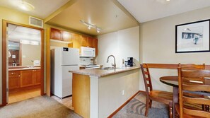 Fridge, microwave, oven, stovetop - Whistler - Cascade Lodge 310 (Whistler)