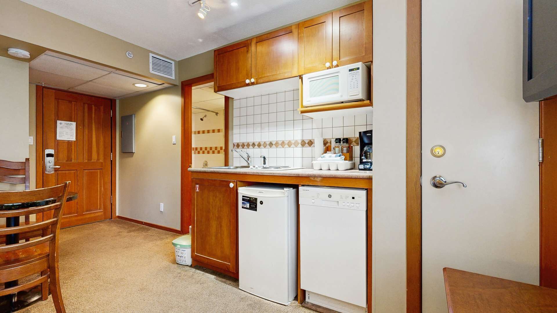 Geladeira, micro-ondas, cooktop, lava-louças