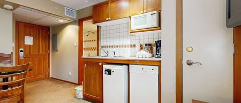 Geladeira, micro-ondas, cooktop, lava-louças