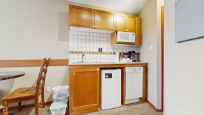 Frigorífico, microondas, placa de cocina y lavavajillas