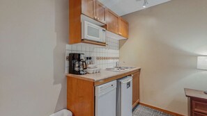 Kjøleskap, mikrobølgeovn, oppvaskmaskin og kaffetrakter/tekoker