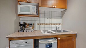 Frigorifero, microonde, lavastoviglie, macchina per tè/caffè