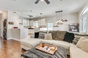 Apartment (2 Bedrooms) | Interior - Walkable Dtwn Fort Walton Beach Condo w/ Balcony! (Fort Walton Beach)