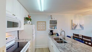 Fridge, microwave, oven, stovetop - Villa 506 2 bedroom, 1.5 bathroom (Jekyll Island)