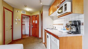 Frigorifero, microonde, lavastoviglie, macchina per tè/caffè