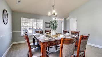 House (3 Bedrooms) | Interior