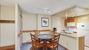 Fridge, microwave, oven, dishwasher - Whistler - Cascade Lodge 413 (Whistler)