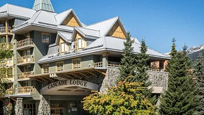 Ein mehrstöckiges Gebäude mit einer steinernen Fassade und einem Schild mit der Aufschrift "Cascade Lodge."