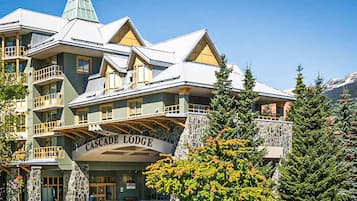 Un edificio de varios pisos con balcones y un letrero que dice 'Cascade Lodge'.