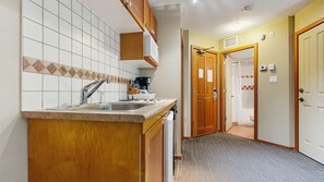 Frigorífico, microondas, lavavajillas y cafetera o tetera