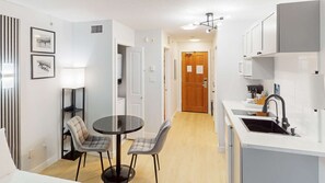 Kjøleskap, mikrobølgeovn, oppvaskmaskin og kaffetrakter/tekoker