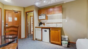 Frigorífic, microones, rentaplats i cafetera i tetera