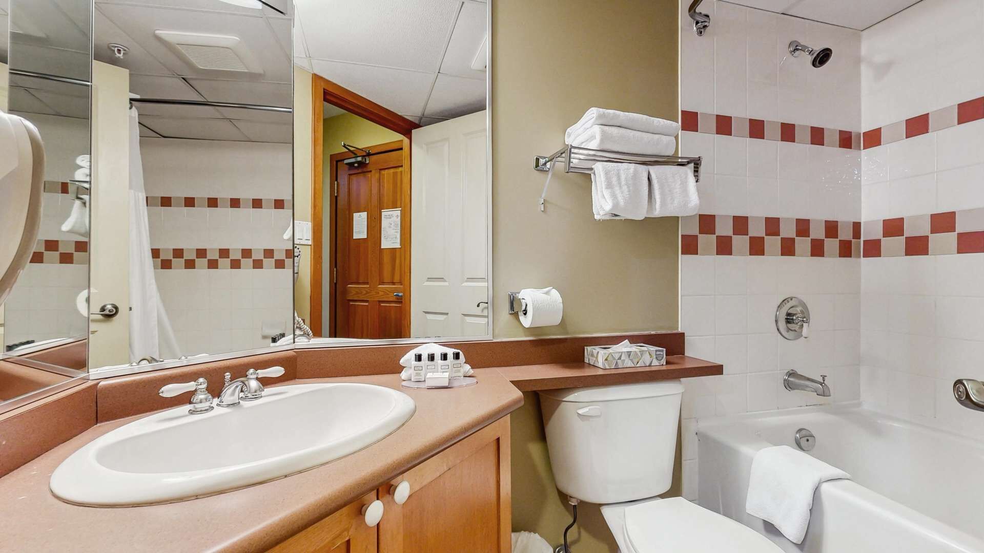 Een badkamer met een wastafel, toilet en bad.