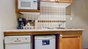 Frigorífic, microones, rentaplats i cafetera i tetera