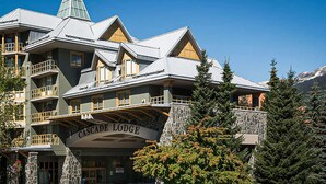 Ein mehrstöckiges Gebäude mit einer Stein-Fassade und Balkonen, mit der Aufschrift "Cascade Lodge".