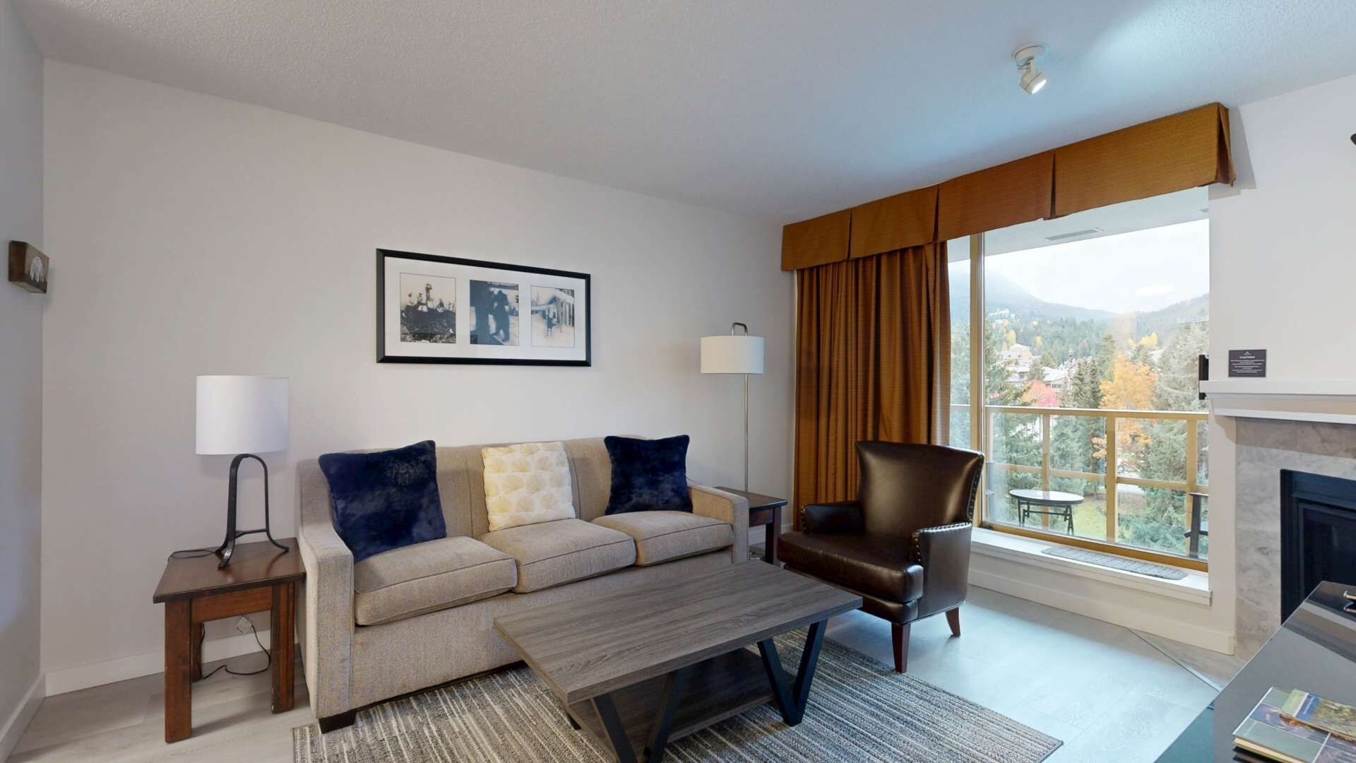 Una televisión, una chimenea