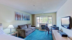 Een televisie en een open haard