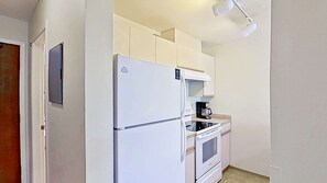 Een koelkast, een magnetron, een oven, een vaatwasser