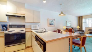 Fridge, microwave, oven, stovetop - Whistler - Glacier Lodge 203 (Whistler)
