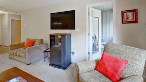 Een televisie en een open haard