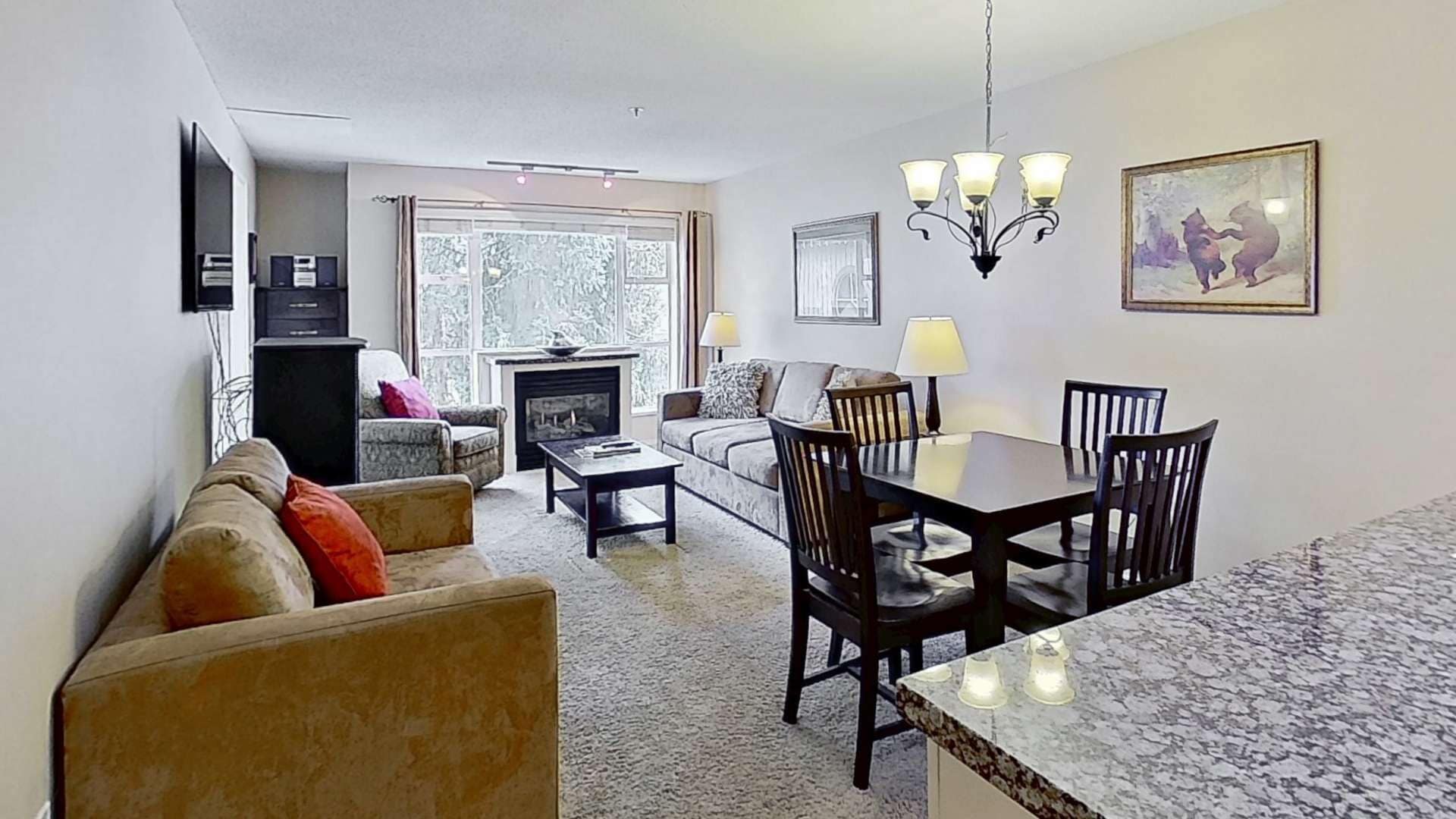 Televisión y chimenea 