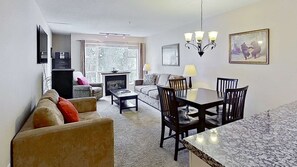 Een televisie en een open haard