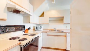 Een koelkast, een magnetron, een oven, een vaatwasser