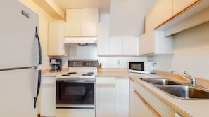 Réfrigérateur, four à micro-ondes, un four, surface de cuisson