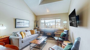 Een televisie en een open haard