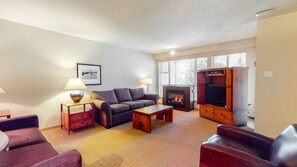 Een televisie en een open haard