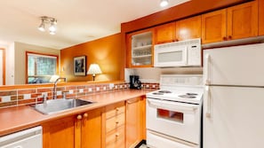 Fridge, microwave, oven, stovetop - Whistler - Glacier's Reach 115 (Whistler)