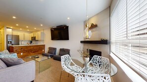 TV, fireplace - Whistler - Marketplace Lodge 249 (Whistler)