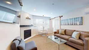 TV, fireplace - Whistler - Marketplace Lodge 249 (Whistler)