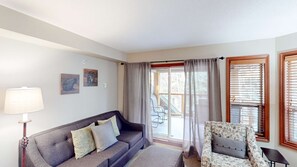 TV, fireplace - Whistler - Glacier's Reach 42 (Whistler)