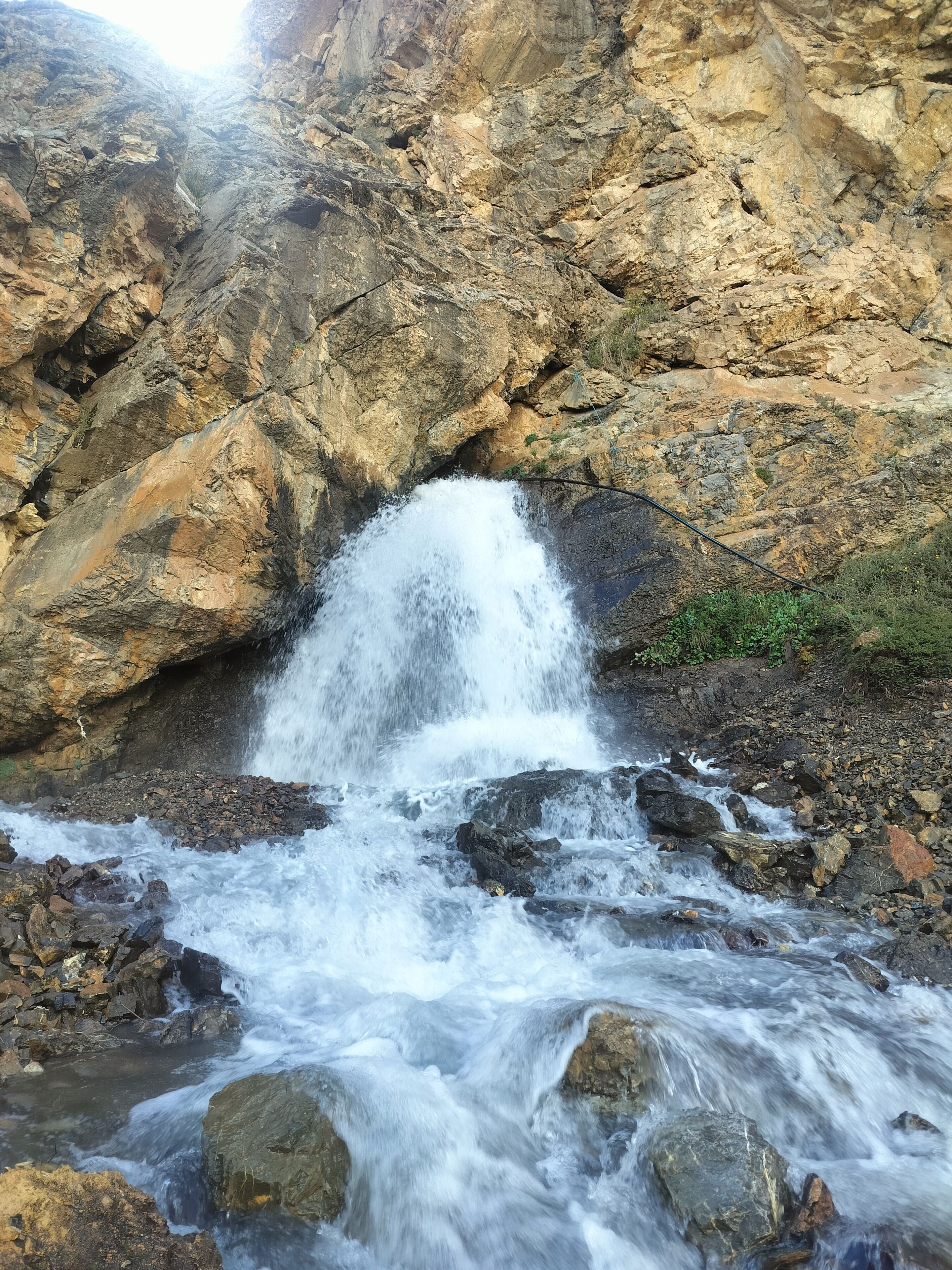 Una cascada rocosa con un arroyo serpenteando sobre las rocas.