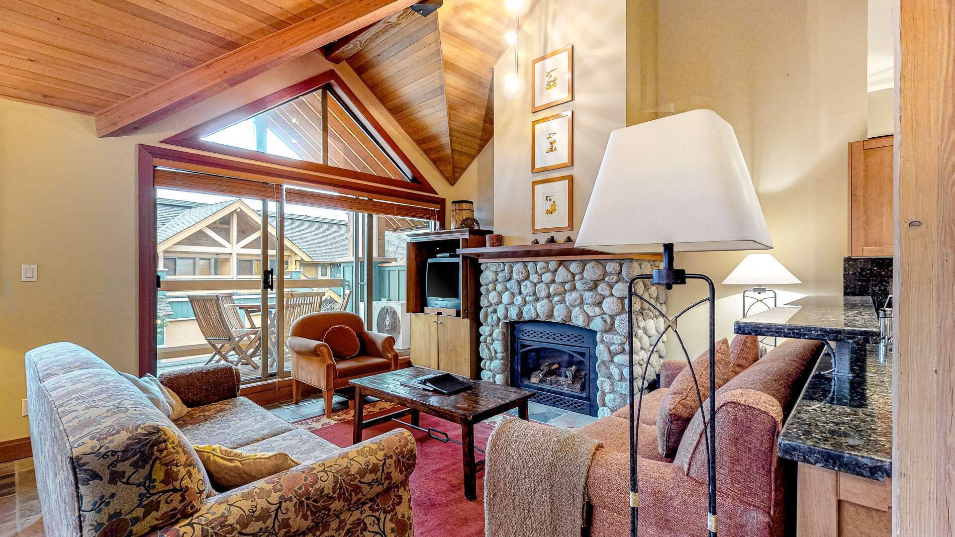 Televisión y chimenea 