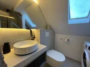 Shower, towels, soap, toilet paper - Stylish vacation home with garden in the center of Olsberg (Olsberg)