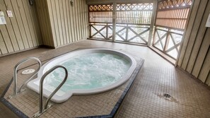 Indoor spa tub - Whistler - Marketplace Lodge 338 (Whistler)