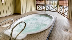 Indoor spa tub - Whistler - Marketplace Lodge 220 (Whistler)