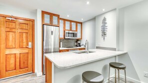 Refrigerador, microondas, horno, placa de cocina