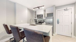 Fridge, microwave, oven, stovetop - Whistler - The Aspens 233 (Whistler)