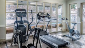 Ett gym med löpband, motionscyklar och en roddmaskin.