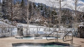 Outdoor spa tub - Whistler - The Aspens 329 (Whistler)