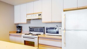 Refrigerador, microondas, horno y parrilla de estufa