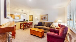 TV, fireplace - Whistler - Town Plaza 209 (Whistler)