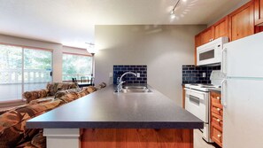 Fridge, microwave, oven, stovetop - Whistler - Town Plaza 256 (Whistler)