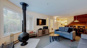 TV, fireplace - Whistler - Villas Foxglove 3 (Whistler)