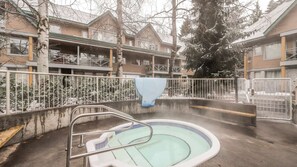 Outdoor spa tub - Whistler - Valhalla #39 (Whistler)